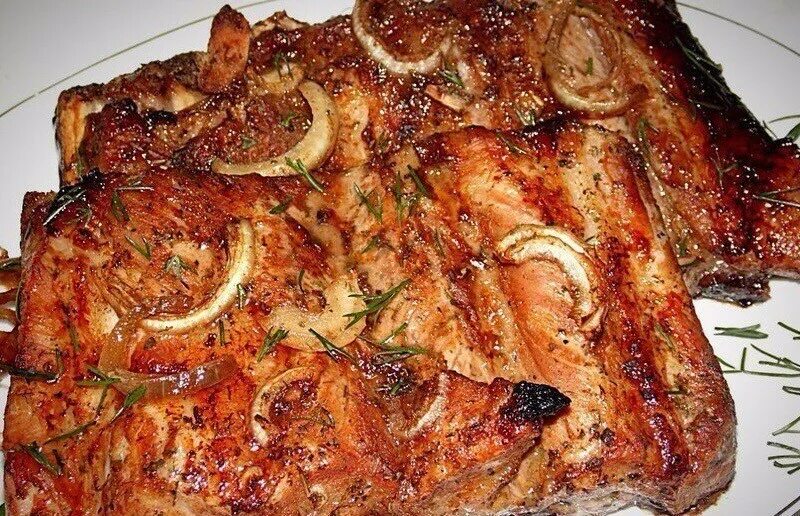 свиные рёбрышки в духовке в фольге. сколько времени готовить ребра свиные в духовке. рёбра свиные калачинские. сколько времени готовить ребра свиные в духовке. ребра гриль в маринаде.