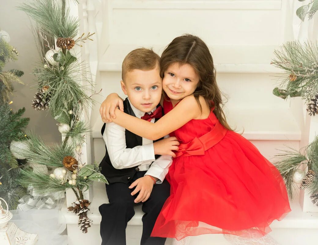 старшая сестра и младший брат. фотосессия братиков. старший брат младше сестры. брат сестра новое. фотосессия с двумя детьми.