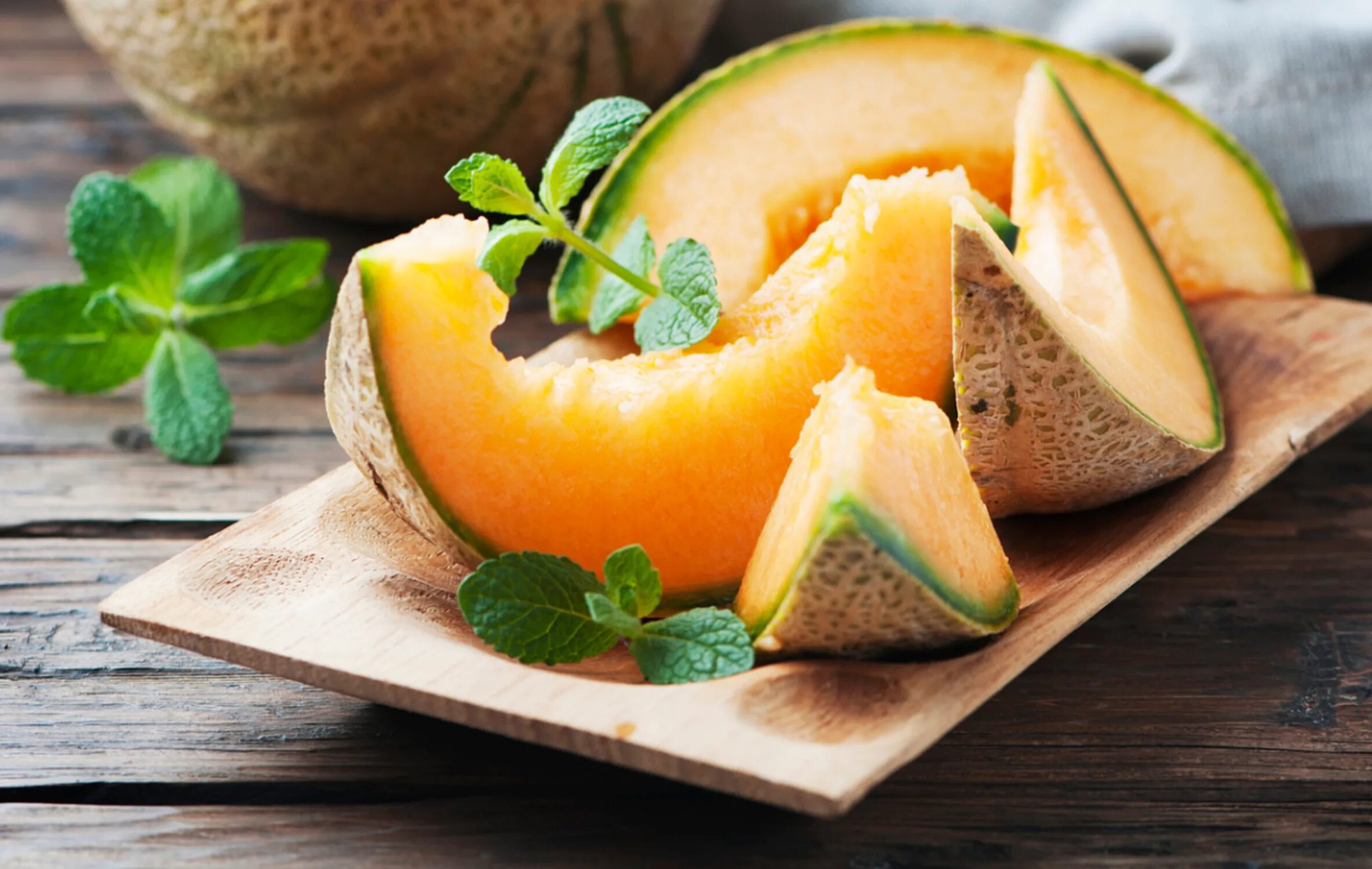 Крымская дыня. Манго дыня. Использовать дыню. Использовать дыню. Дыня на столе.
