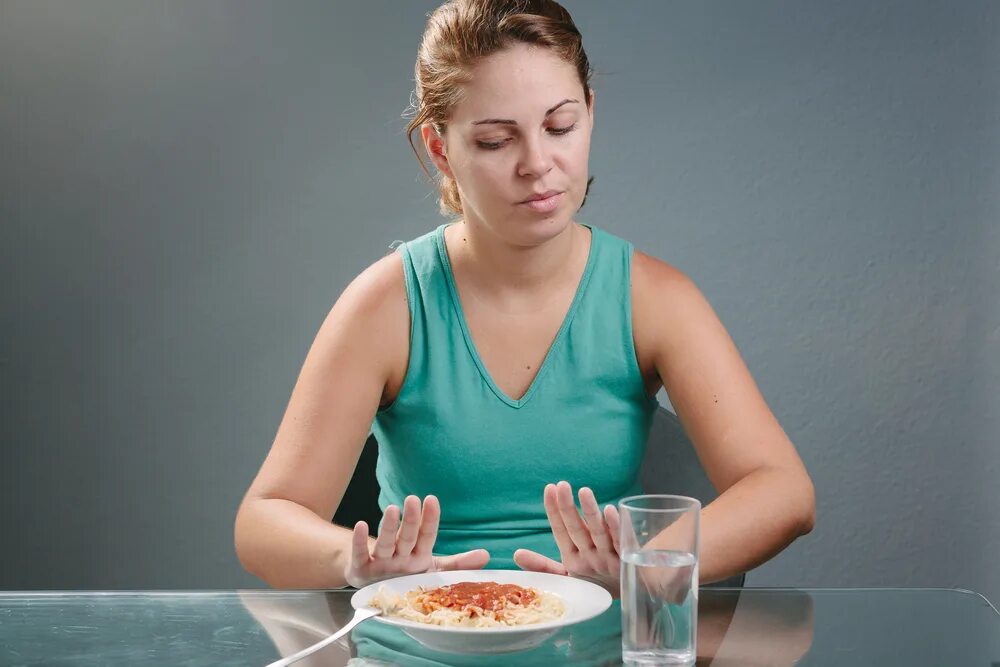 Без чувства голода. Потеря аппетита. Отсутствие завтрака. Человек завтракает. Девушка завтракает.