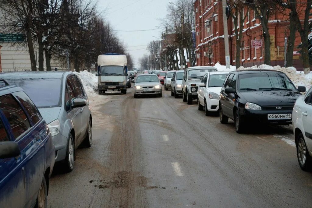 Парковка на улице с односторонним движением. Стоянка на односторонней дороге. Парковка на встречной полосе. Парковка на одностороннем движении.