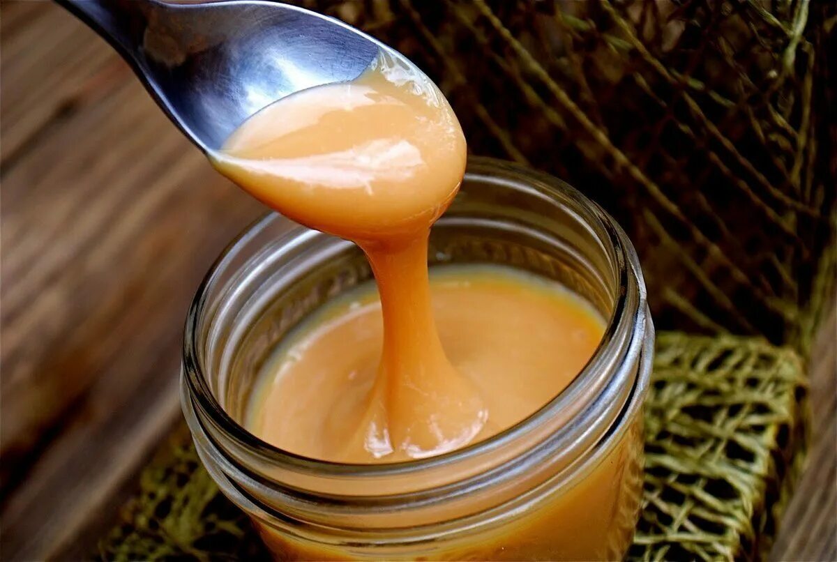 Варёная сгущёнка в домашних условиях. Дульче де лече. Как варить сгущенку из молока. Как варить сгущенку из молока. Домашняя вареная сгущенка из молока.