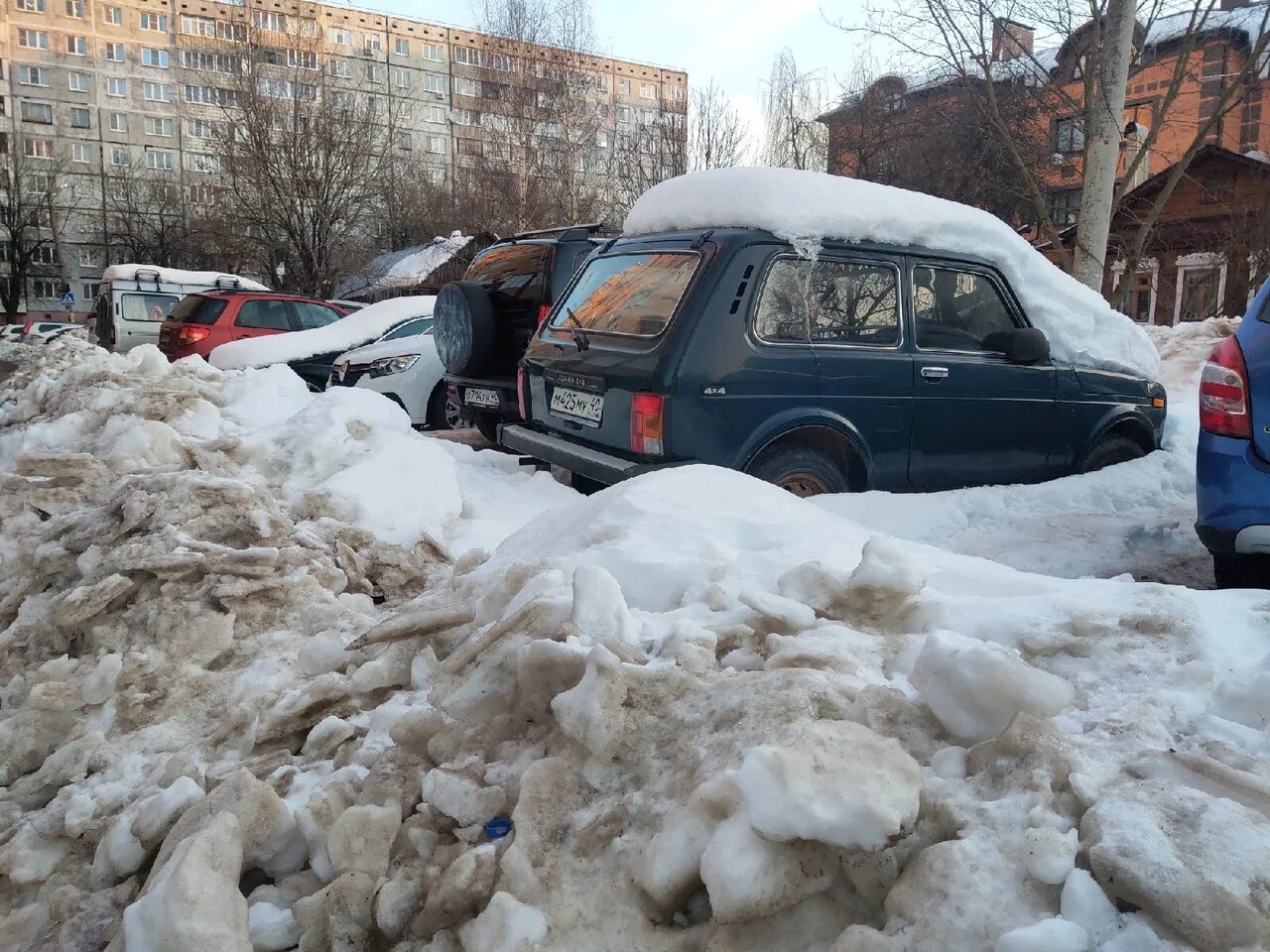 Новости часа. Машина в снегу. Февральские автомобили. Убирают снег. Снегопад в марте.