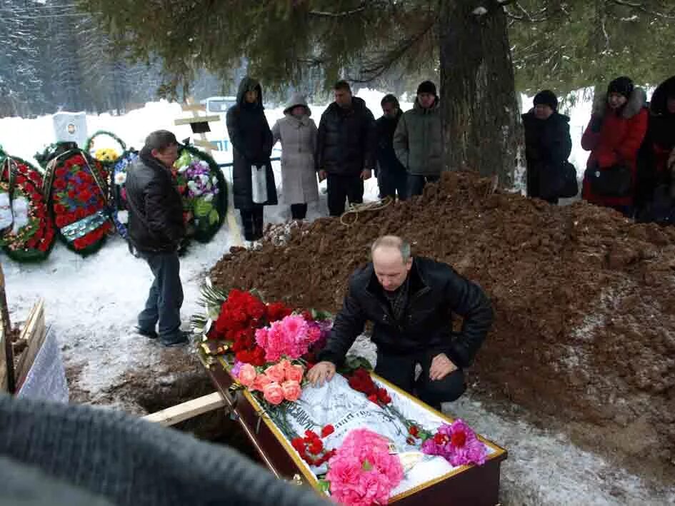 Скорбим и помним в Усть Катаве Челябинской области. Мир пухом земля прахом. Почему нельзя говорить земля ему пухом