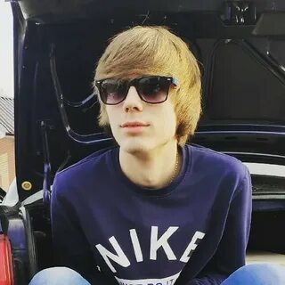 Андрею 19 лет