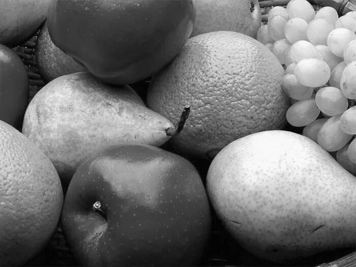 клубника черно белая. фрукты черно белые. фрукты черно белые фото. черника черная. черно белые фрукты фото.