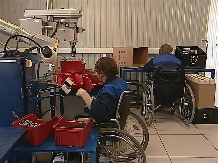 Инвалиды трудовое увечье. Труд инвалидов. Трудоустройство инвалидов. Рабочие места для инвалидов. Специальное рабочее место для инвалида это.