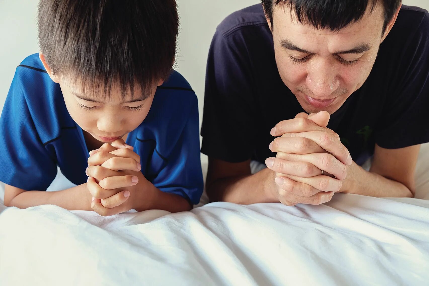 Все молятся сын без отца дочь. Родители и дети молятся. Ребенок подражает родителям. Папа молиться. Мальчик подражает папе.