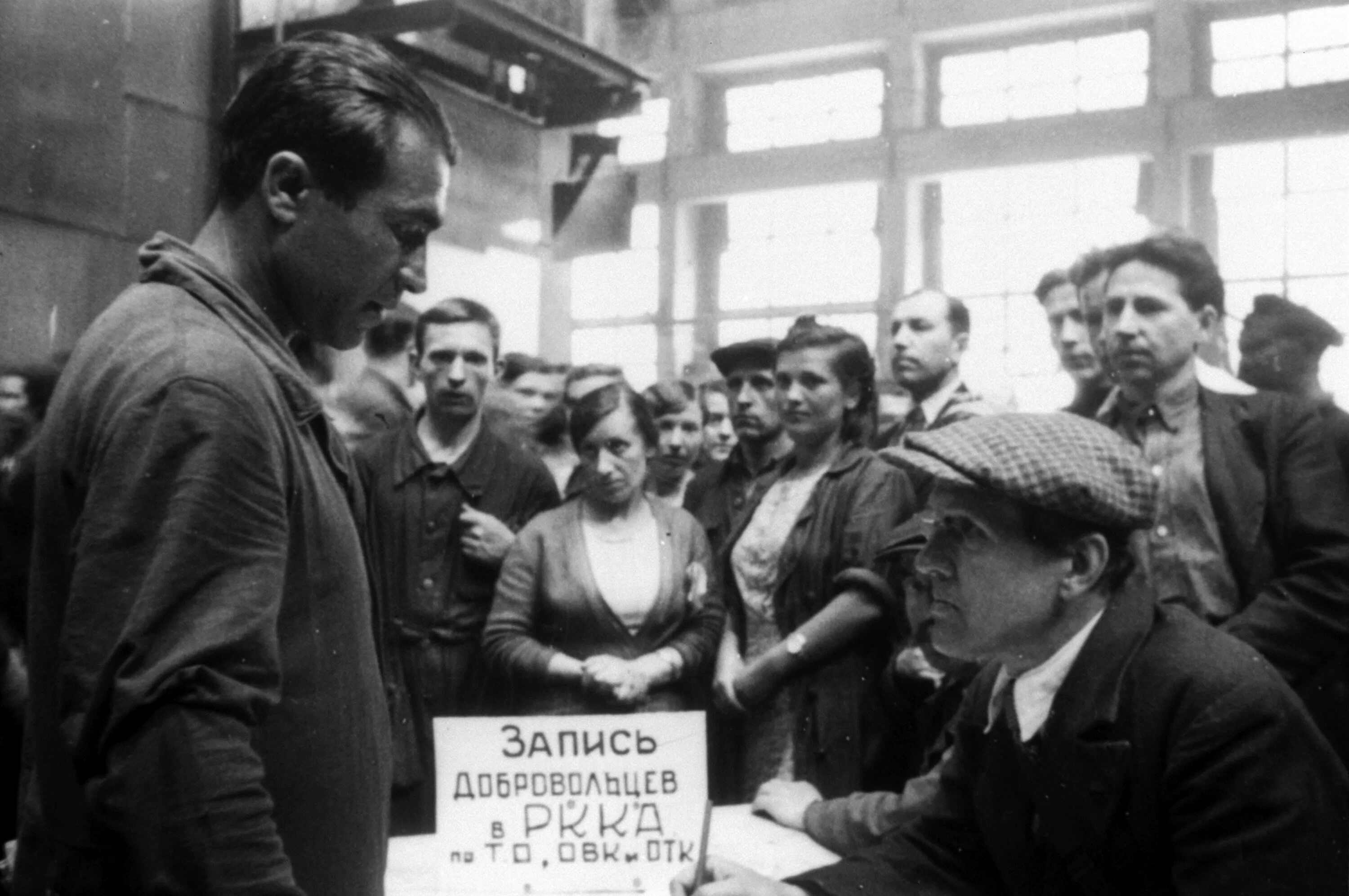 Мобилизация народа. Добровольцы 22 июня 1941. мобилизация 1941 добровольцы. добровольцы на войну 1941. запись добровольцев на фронт 1941 фото.
