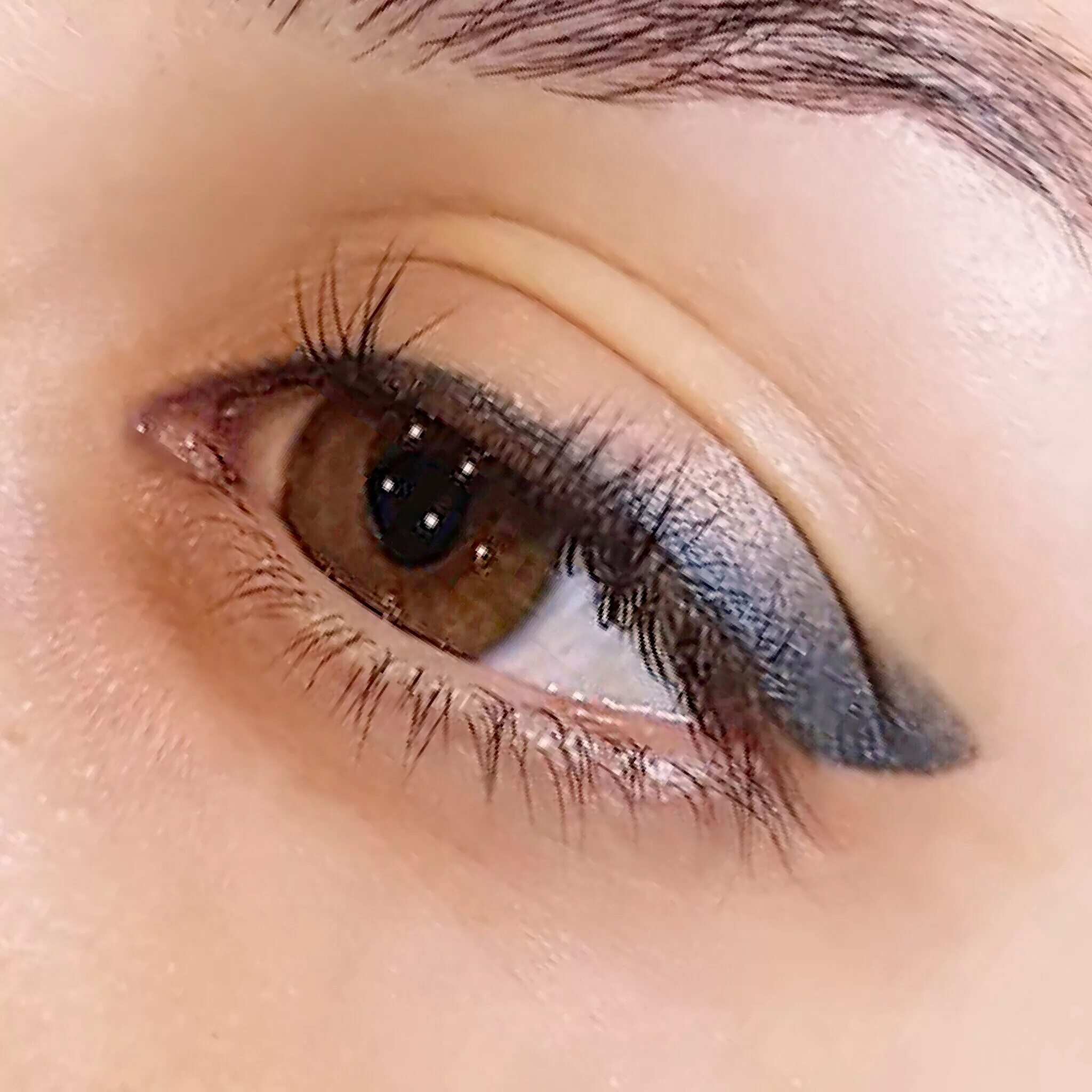 татуаж век межресничное пространство. стрелки на глазах. коричневая подводка для глаз. коричневая подводка для глаз макияж. перманентный макияж глаз.