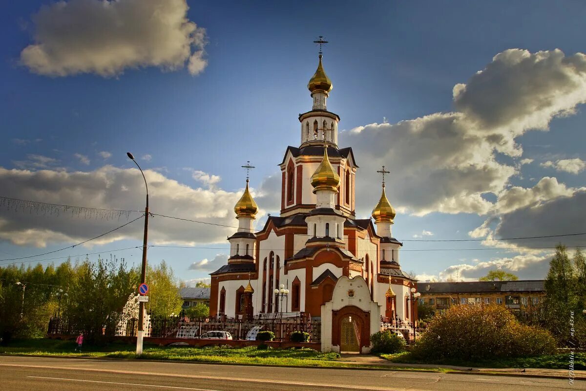 Центр кирова район первомайский. Парк Победы Киров. Церковь парк Победы Киров. Парк Победы Киров памятники.