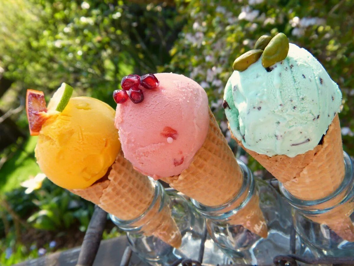 Можно мороженку. Айс Крим мороженщик. Красивое мороженое. Натуральное мороженое. Мороженое в пластиковых фруктах.