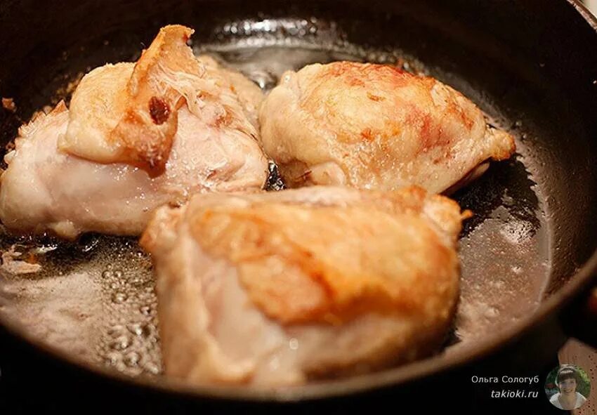 Бедрышки в соусе на сковороде. Куриные бёдра на сковороде. Куриные бёдрышки на сковороде. Жареные куриные бедра на сковороде. Бедра курицы на сковороде.