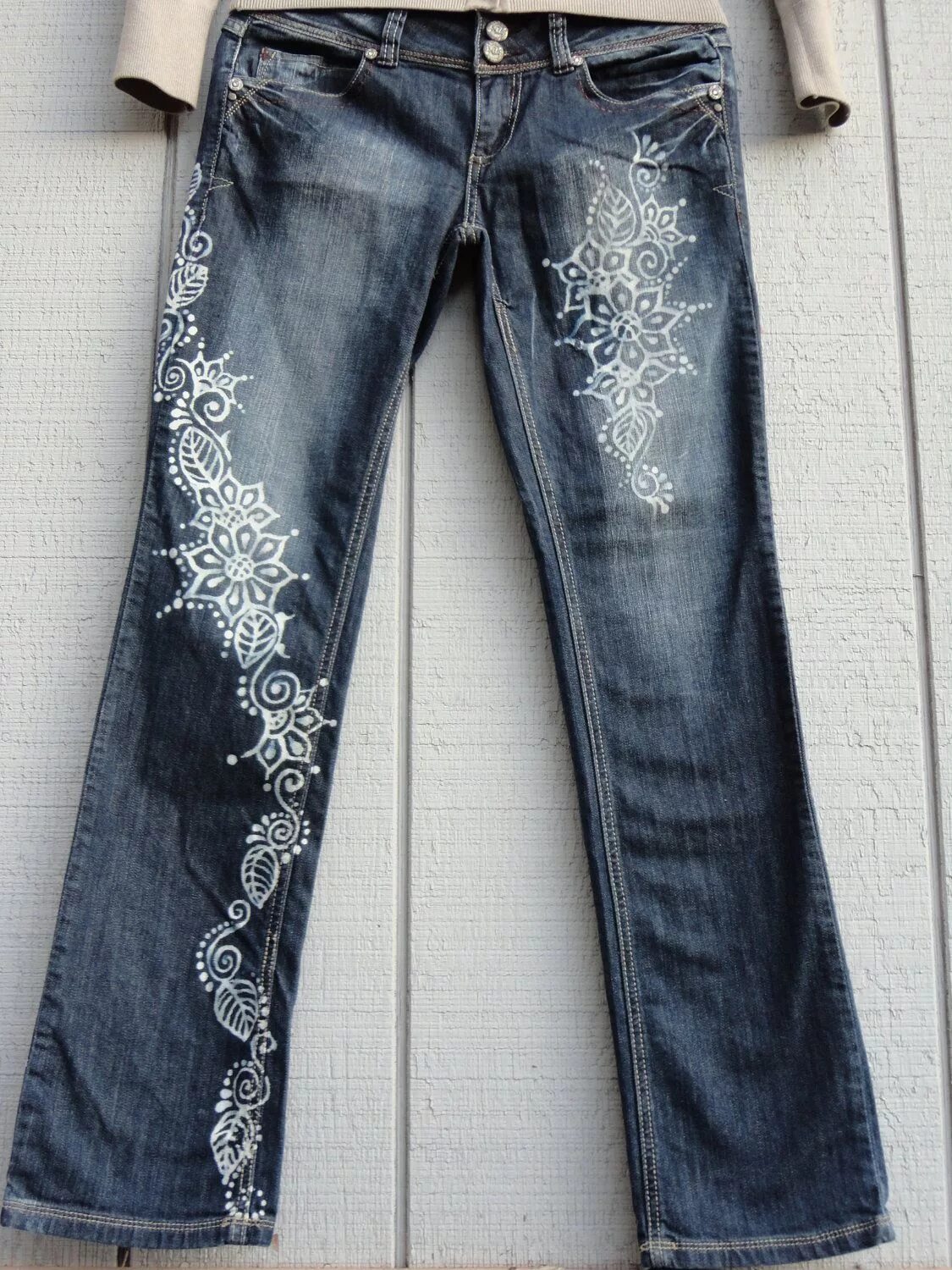 Кастом джинс 2022. Джинсы декорированные. Разрисованные джинсы. Разукрашенные джинсы. Как украсить джинсы