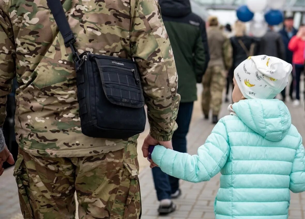 Мобилизация отцов детей. Демобилизованные военнослужащие. Мобилизация с тремя детьми. Украинский солдат с ребенком. Благотворительный фонд солдатам.