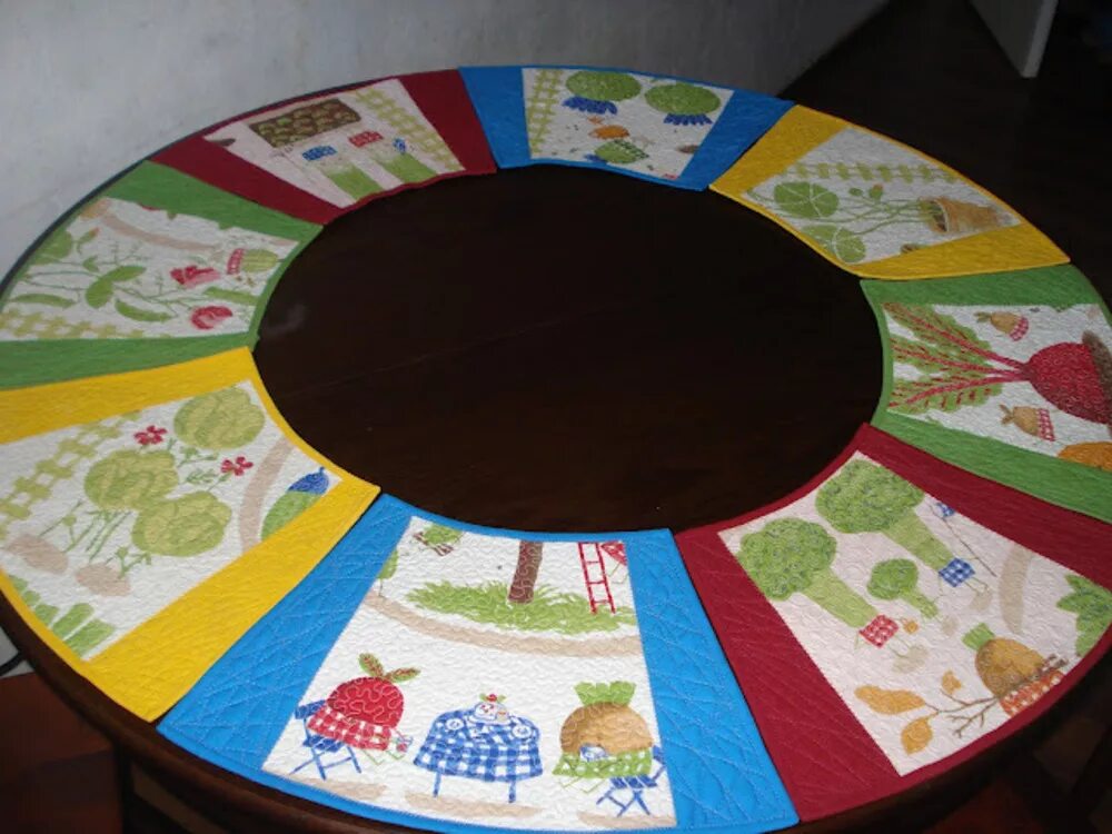 Круглый стол для детского сада. Пэчворк круглая салфетка. Пэчворк скатерть на круглый стол. Скатерть на столик в детском саду. Лоскутная скатерть на круглый стол.