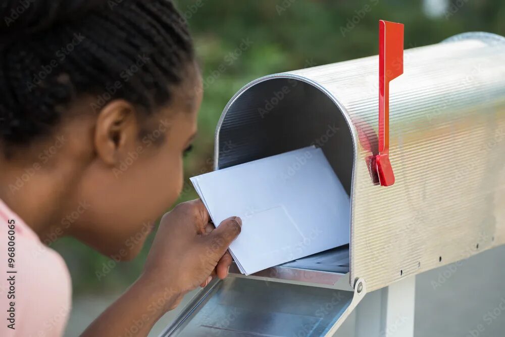 Женщина на почте. Mail girl. Mail girl. Девушка с конвертом. Женщина проверяет email.