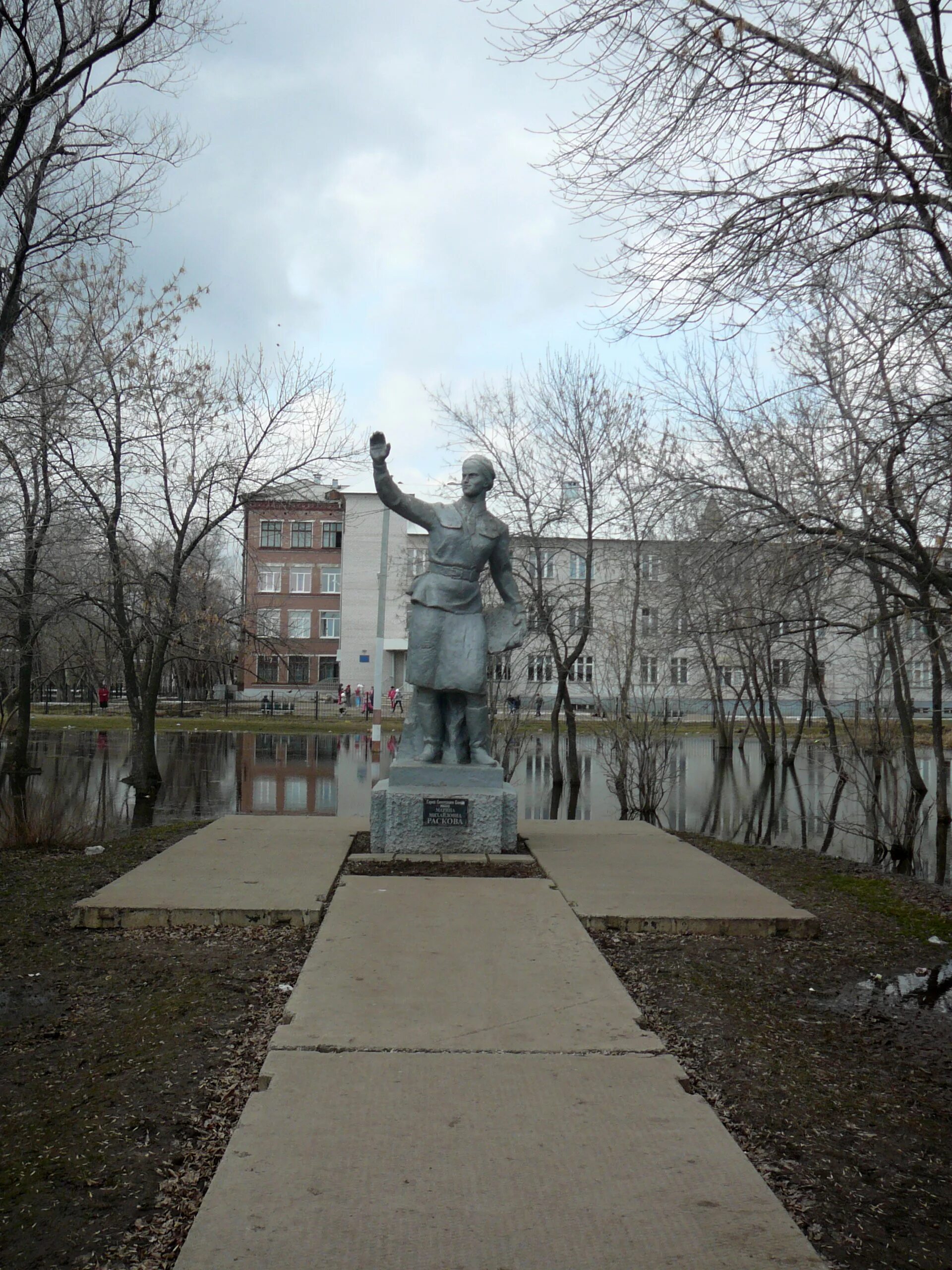 Г энгельс расковой. Памятник Марине Расковой. Памятник Расковой в Энгельсе. Памятник м. м. Расковой.