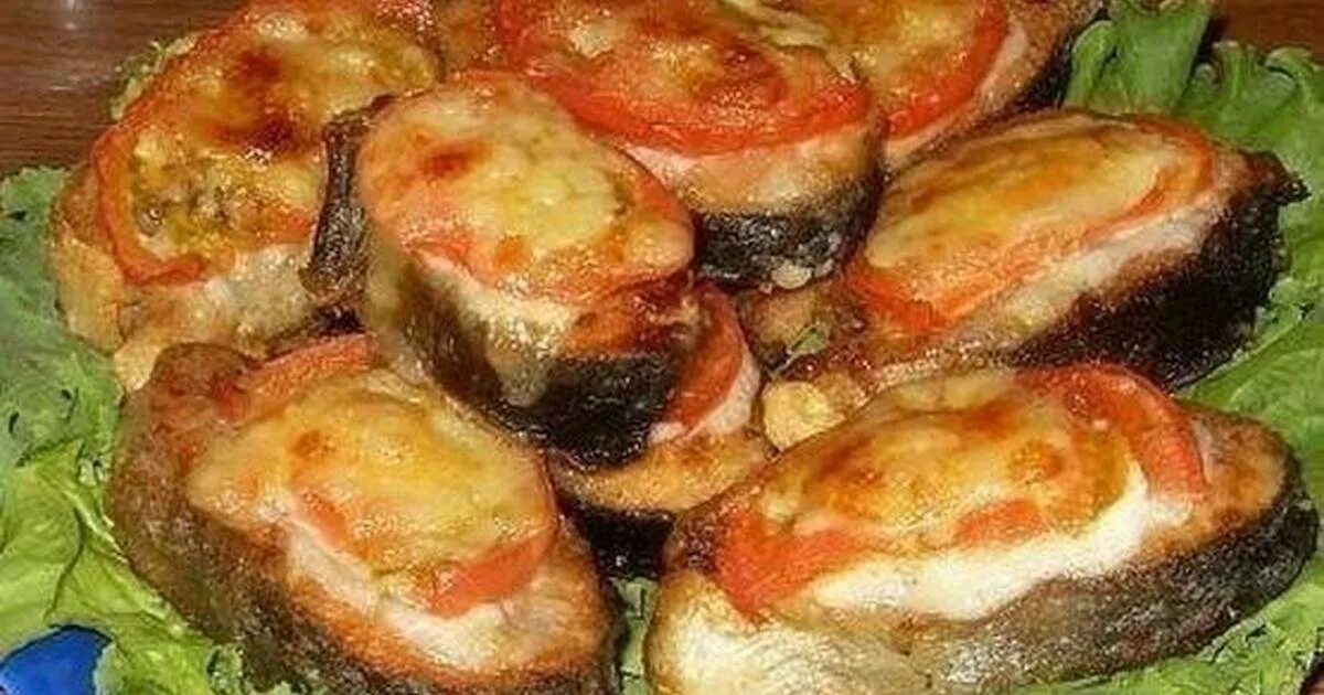 Стейк форели с овощами. Стейки форели в духовке с овощами. Форель папильот. Форель стейки с помидорами в духовке. Форель стейки с помидорами в духовке.