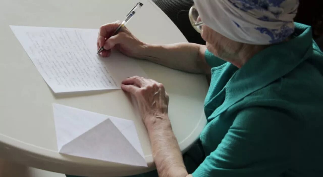 человек с афазией. завещание картинки для презентации. жизнь с бабушкой. нотариус зачитывает завещание. мы встретились спустя много лет.