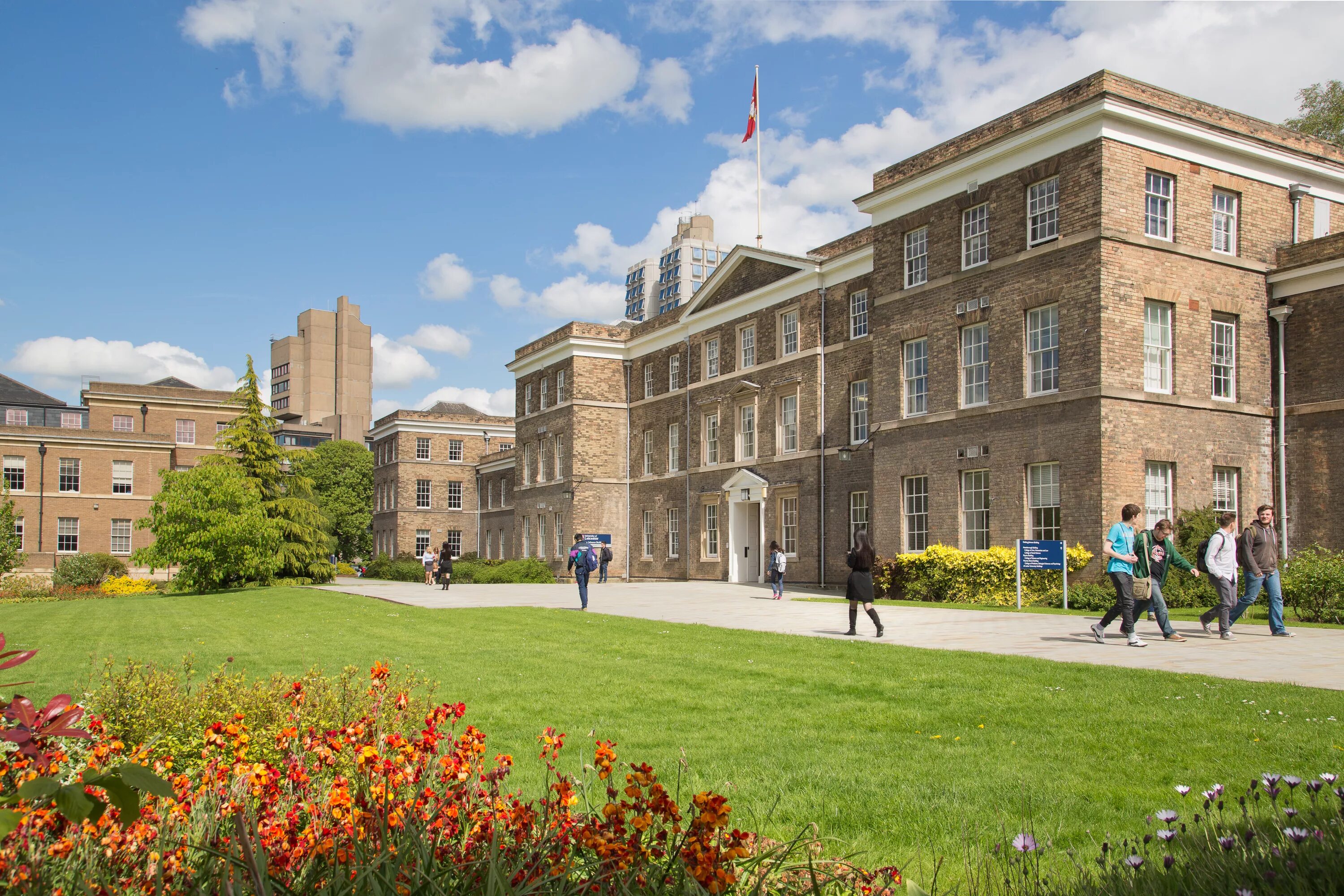 Лестерский университет Великобритания. Leicester University of Leicester. University of Leicester фото. Университет Лестера: инженерный Факультет (с Джеймсом Оуэном). Какое учебное заведение за границей посещал леденцова