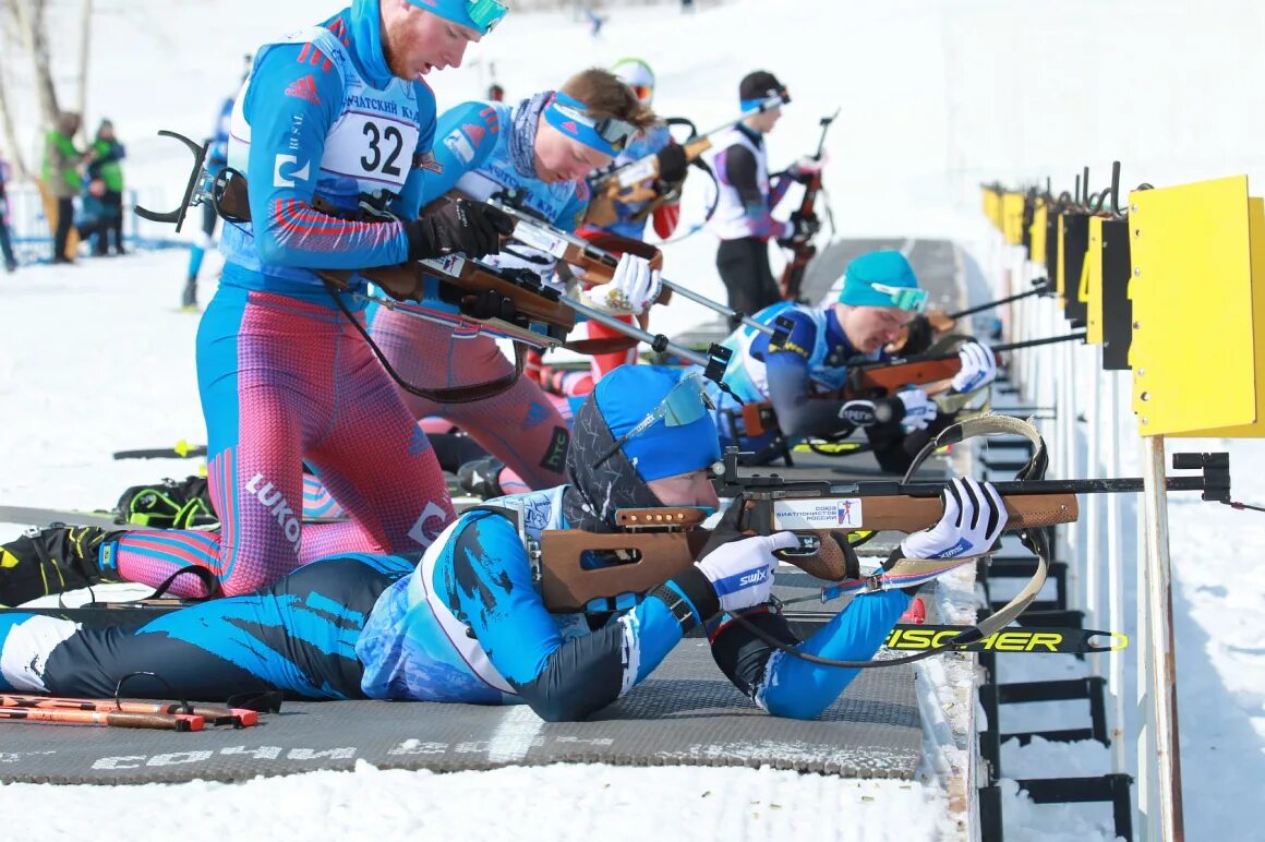 Тарьей бе стрельба стоя. Биатлон масс-старт 2005. Эдуард ратмилевич латыпов биатлонисты россии. Эдуард латыпов биатлонист. Биатлон старт.