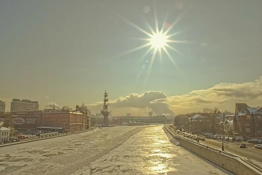 Зимнее солнце в городе. Зима солнце город. Город солнца. Утро зимой в городе. Песня утро москва