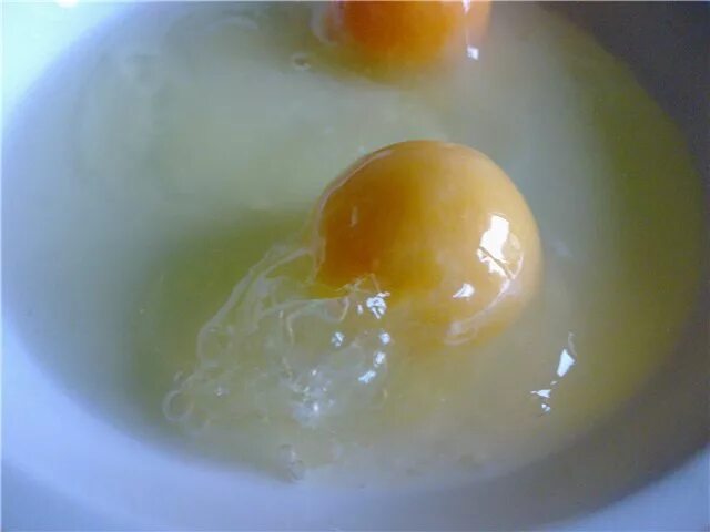 Кровь в яйцах кур. Желеобразный белок в курином яйце. Желток куриного яйца. Сырое яйцо.