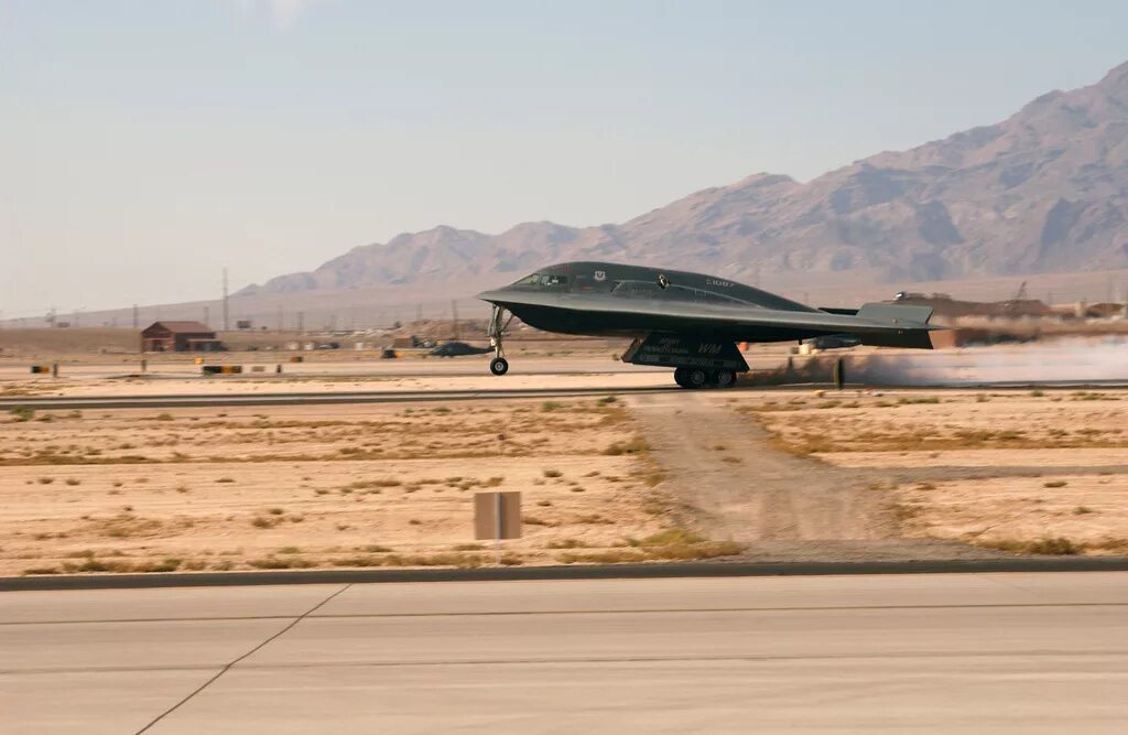 Northrop b 2 spirit характеристики. B-2 Spirit ВПС США. B-2 Bomber Flight Operations at Nellis AFB. Авиабаза Неллис. Военно воздушная база Невады.