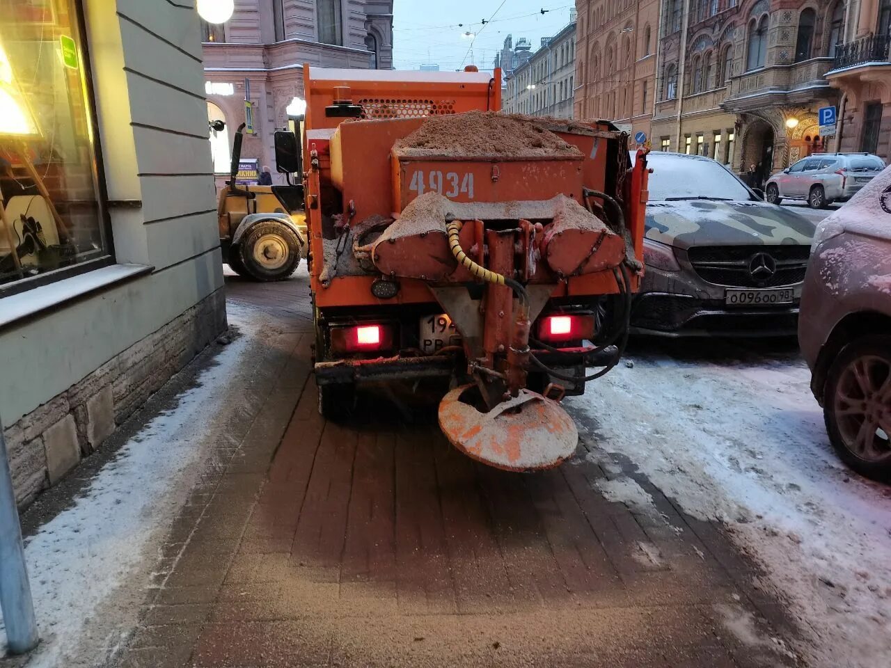 Против реагентов. Реагенты на дорогах. Реагент от льда. Соль на дорогах Питера. Гололед.