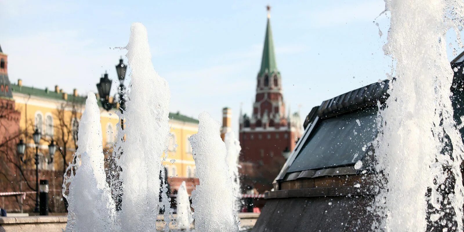 Какие реки протекают у стен московского кремля. Фонтанный комплекс на Манежной площади.