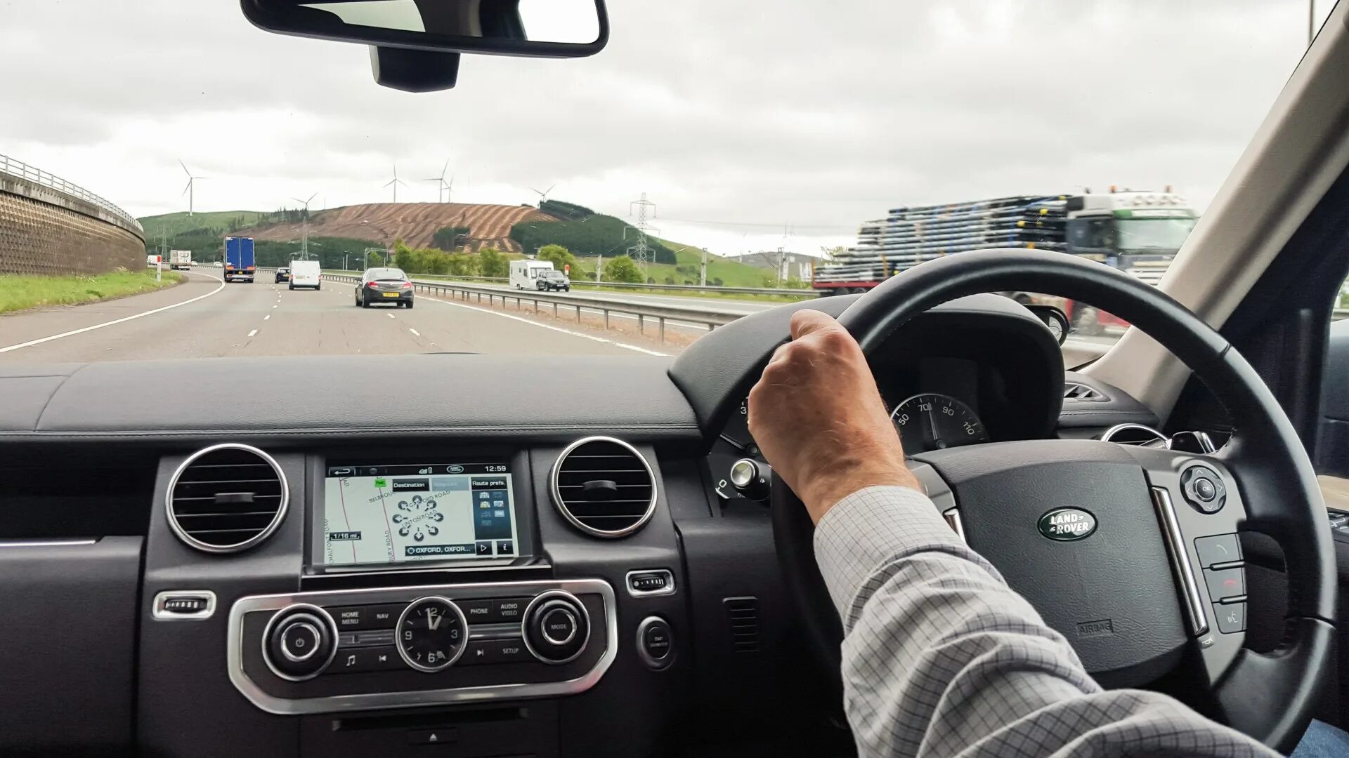 Езда на автомобиле. Компьютерный симулятор вождения автомобиля. Автопилот в автомобиле. Человек в машине. Driving os.