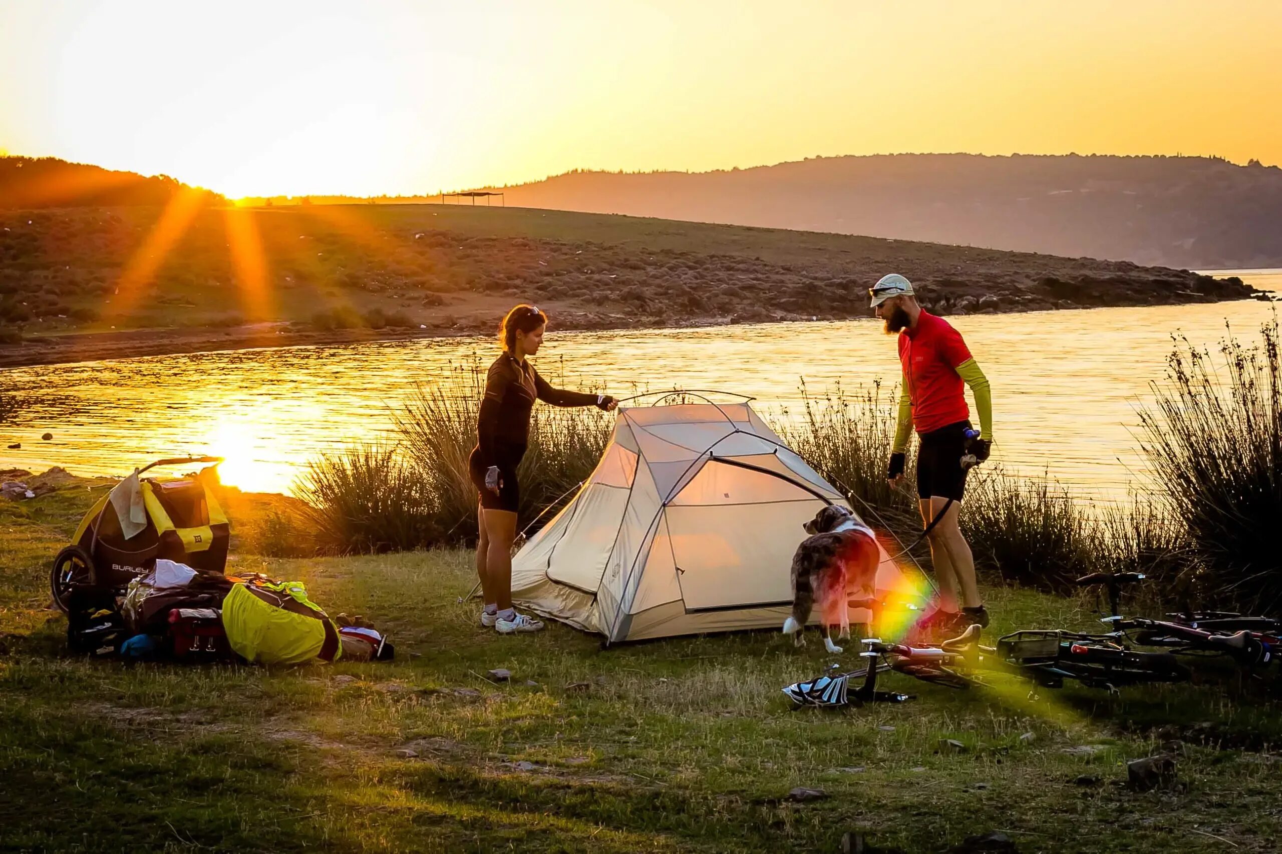 Camping questions. Кемпинг люди. Пара кемпинг на природе. Кемпинг рыбалка. Гаджеты на природе.