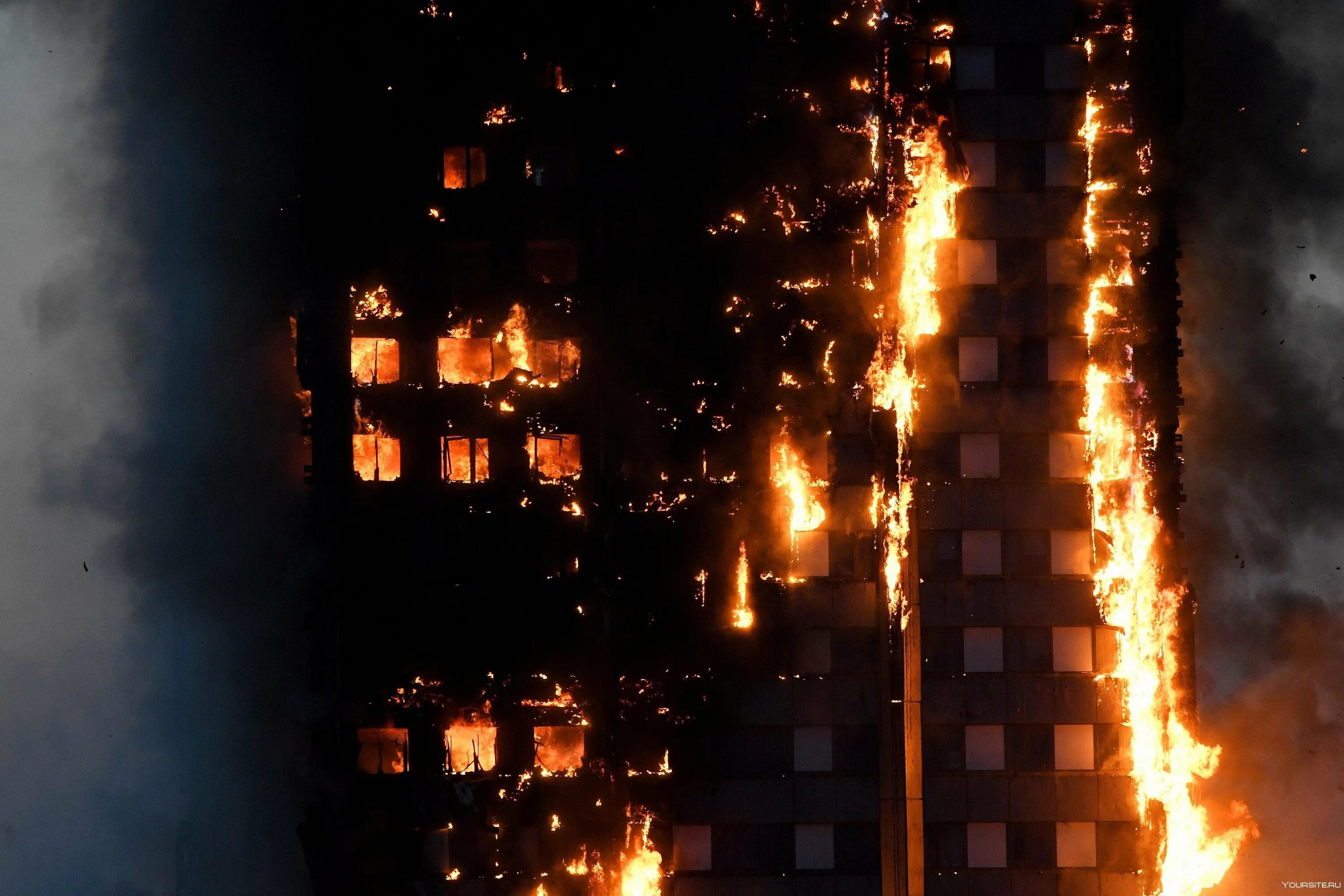 В городе сгорел дом. Пожар в здании Grenfell Tower в Лондоне. Гренфелл Тауэр пожар. Горящий многоэтажный дом. Горящий город.