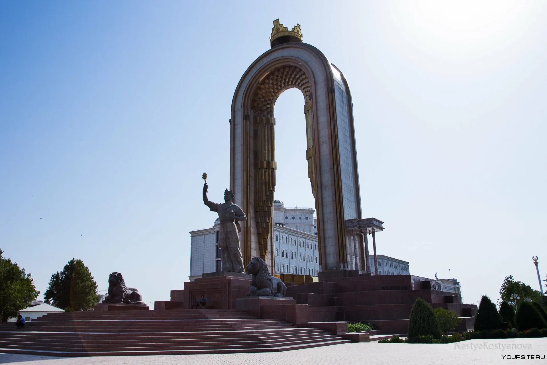 Памятник душанбе. Исмаила Самани памятник Таджикистан. Памятник Исмаилу Самани в Душанбе. Душанбе столица памятник Самани.