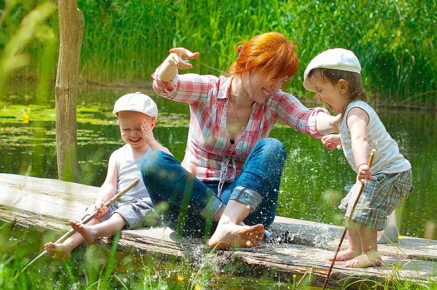 Догони мама. Мальчики на пруду. Пруд для детей. Фотосессия рыбалка дети. Лето дети рыбачат.