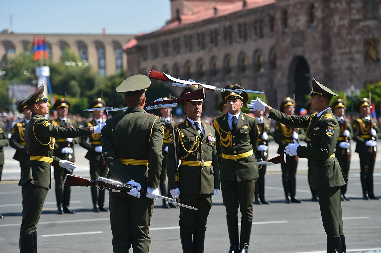 Служить россии текст. Полки идут стеной текст. Служу россии картинки. Сложить россии песня текст. Полки идут стеной текст.