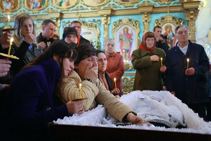 Утро после похорон. Отпевание девушек в храме. Отпевание покойника в церкви.