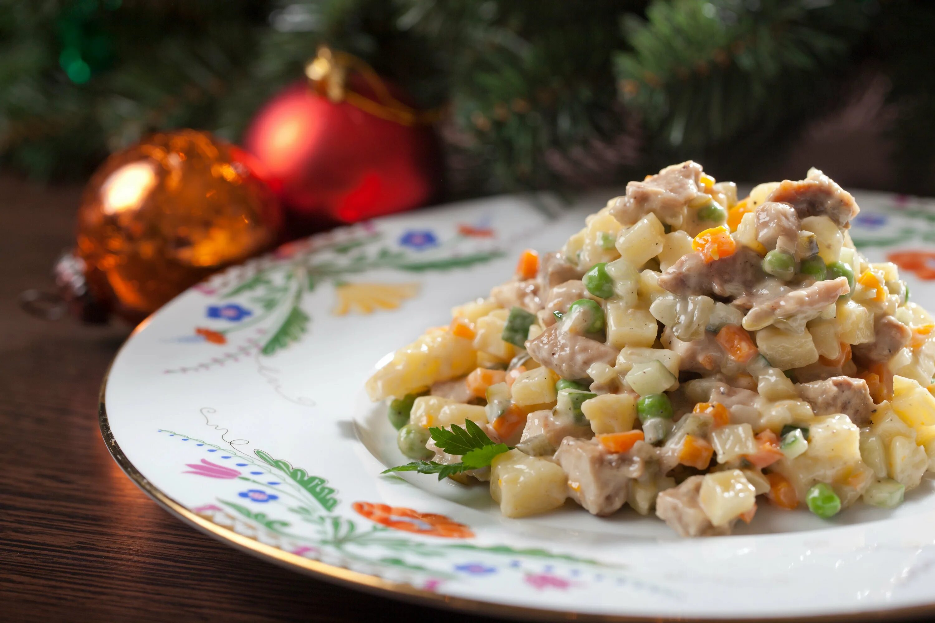 Рецепт вкусного салата оливье. Салат Оливье с копченой курицей. Салават Оливье. Салат столичный с копченой курицей. Оливье с копченой курицей.