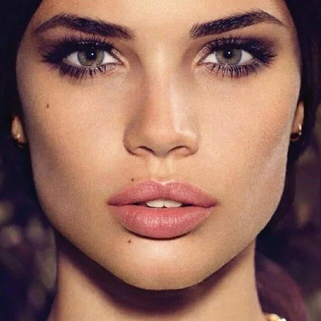 Пухлые губы. Крупные губы и нос. Естественные губы без помады. Пухлые губы. Крупные губы и нос.