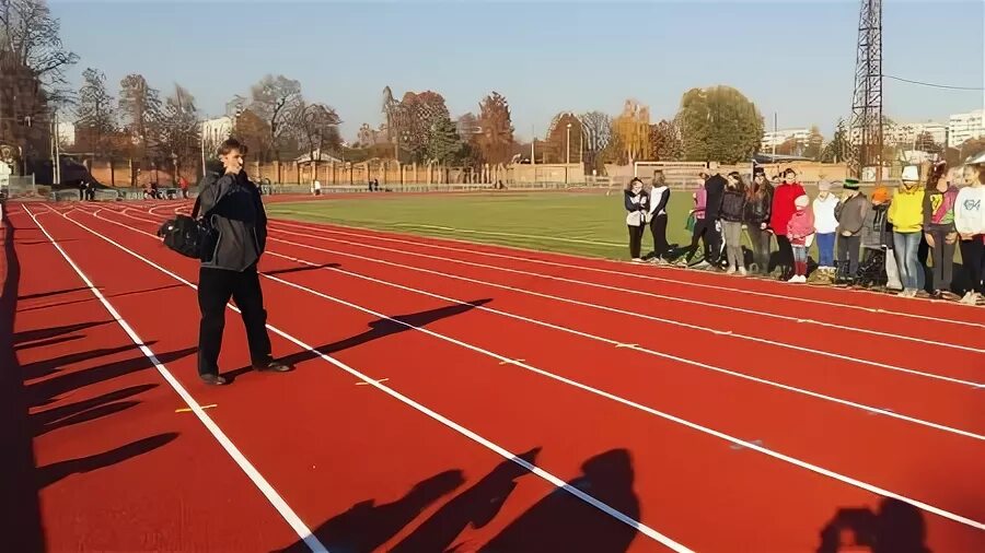 Стадион Гагарина Снежинск. Легкоатлетическая дорожка на стадионе. Парк Гагарина стадион. Снежинск стадион Гагарина новый. Стадион на гагарина