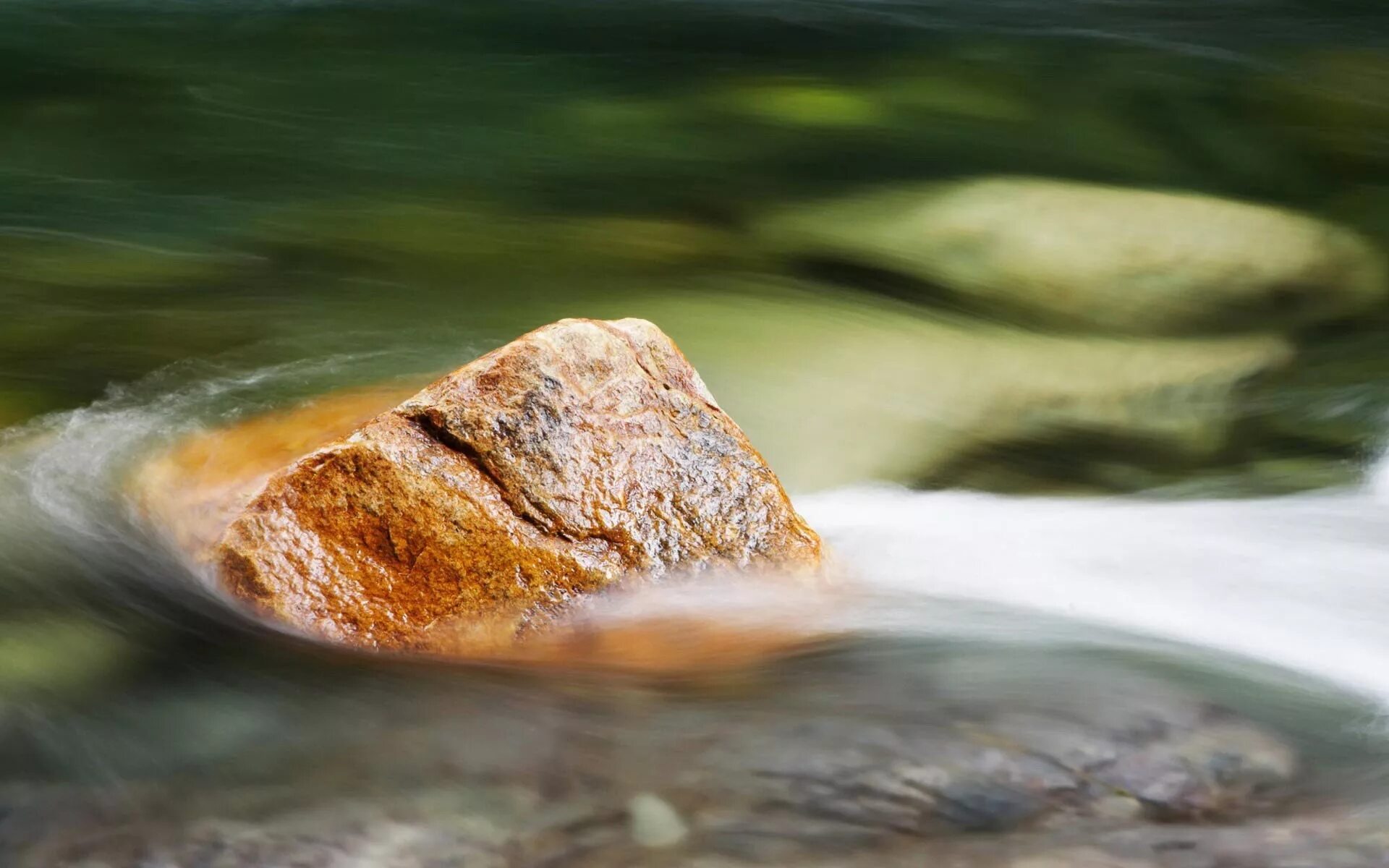 Подлежащий камень не течет. Камни в реке. Камни в воде. Валун в воде. Лежачий камень.