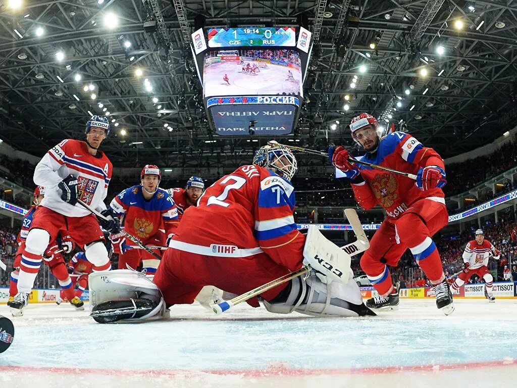 Хоккейный матч чемпионат россия. Хоккейный матч. Шайба для хоккея. Хоккей с шайбой в России.