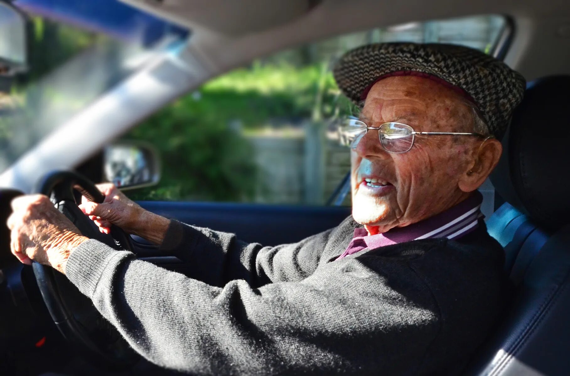 Автомобиль пенсионеру. Старик за рулем. Машина для Стариков. Пенсионер за рулем. Пожилой мужчина за рулем.