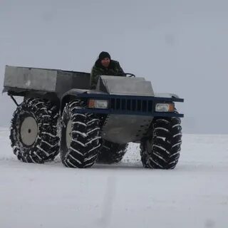 Они стоят на тракторах и вездеходах