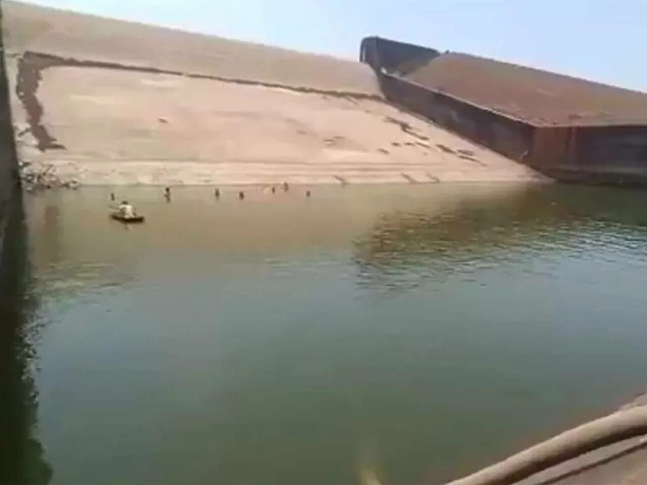 Падающая вода. Камень падает в воду. Агрессивный рокер мемы. Уронил его на воду. Человека обливают водой.