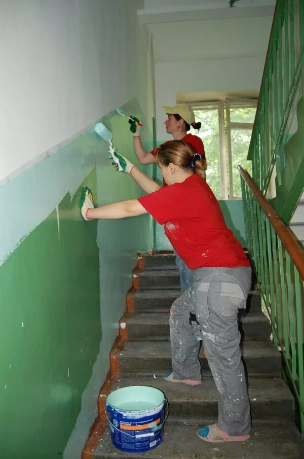 Кто делает ремонт в подъезде многоквартирного дома. Покраска подъезда. Побелка в подъезде. Покрасить подъезд. Покраска стен в подъезде.