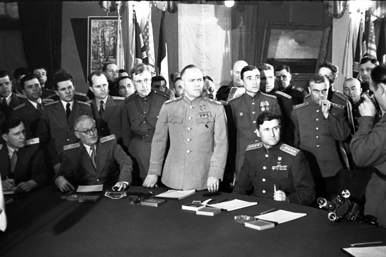 Жуков подписание капитуляции Германии 1945. Жуков подписывает капитуляцию Германии. Подписание капитуляции Германии 1945 фото. 8 мая 1945 г