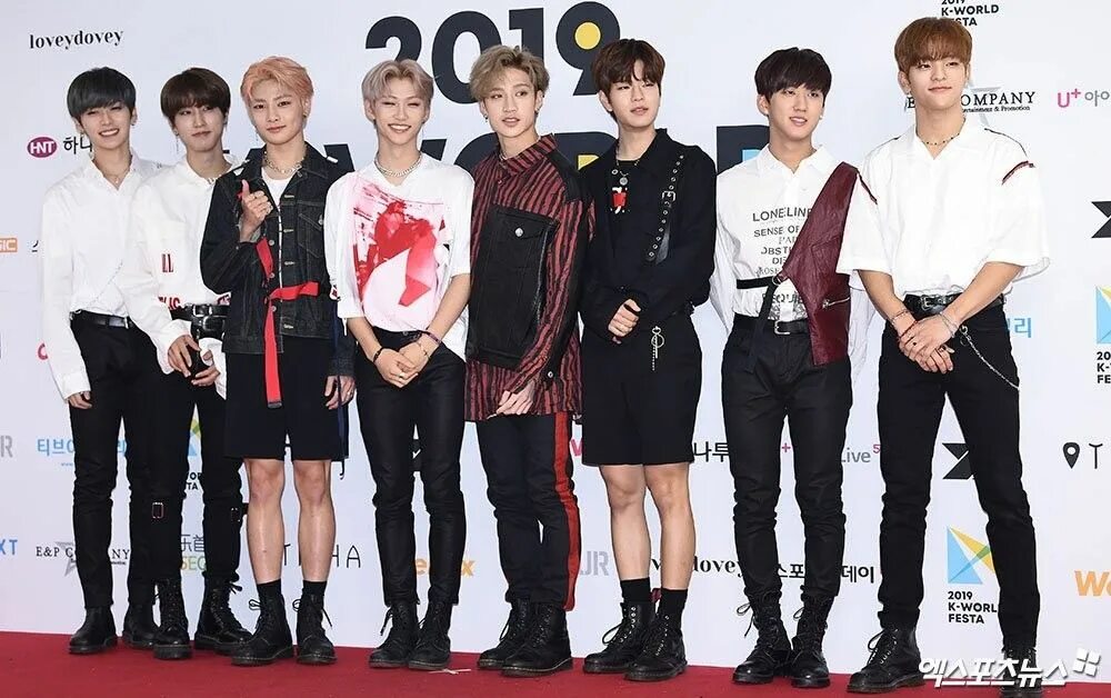Какого роста stray kids. Stray kids 2019. stray kids фото 2019. stray kids на ковровой дорожке. какой цвет у stray kids.