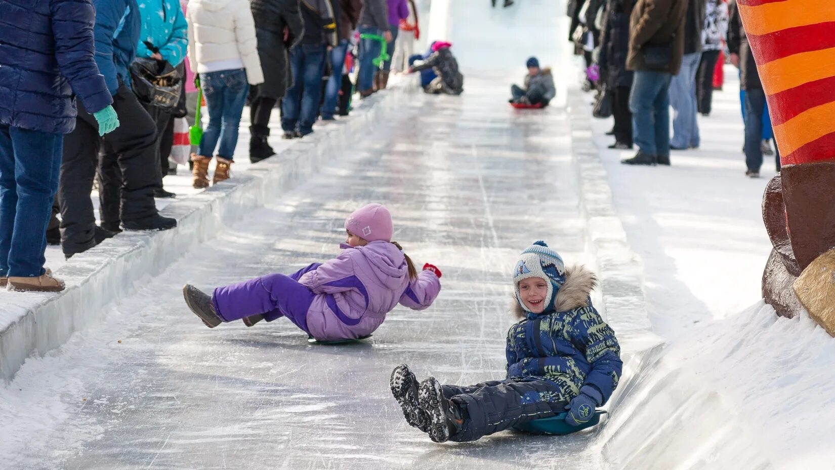 Сегодня. Катание с ледяной горки. Дети на ледяных Горках. В России Городке ледяной сейчас растаял лед. Дети бегают на льду тает.